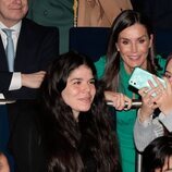 La Reina Letizia se hace un selfie con unas chicas en el Tour del Talento en Salamanca