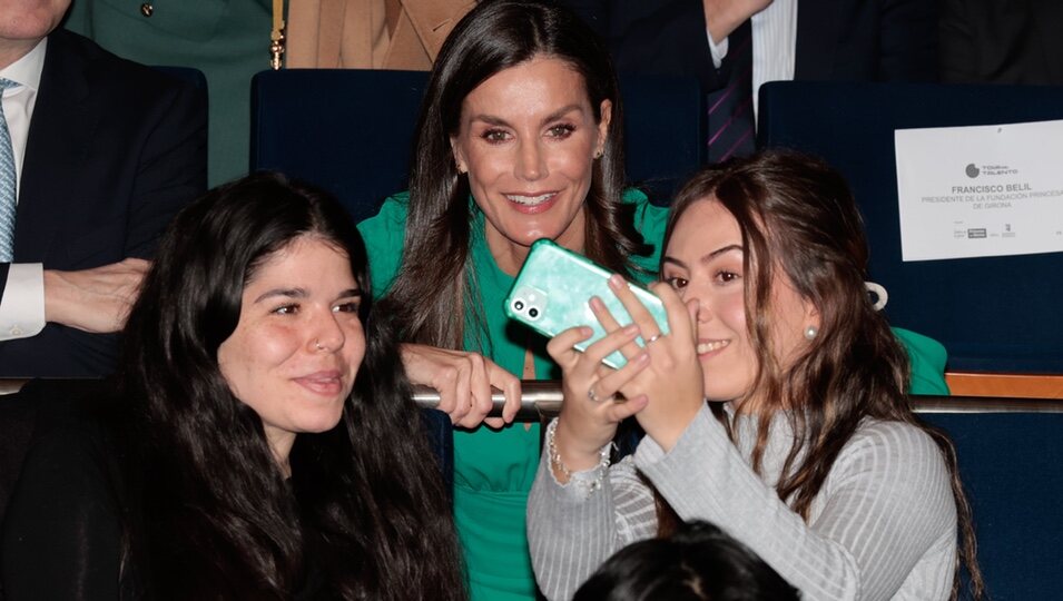 La Reina Letizia se hace un selfie con unas chicas en el Tour del Talento en Salamanca