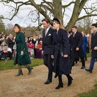 El Príncipe Andrés y Sarah Ferguson, Beatriz de York y Edo Mapelli y los hijos de Sarah Chatto en la Misa de Navidad 2023