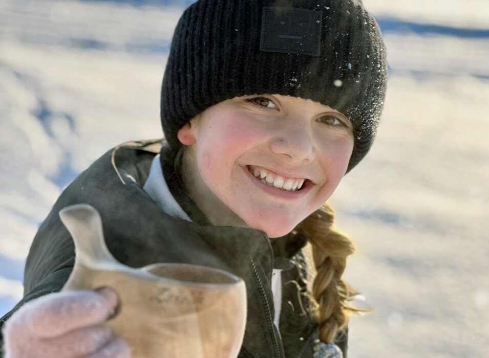 Estelle de Suecia, muy sonriente en la nieve