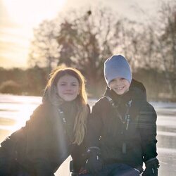 Estelle y Oscar de Suecia en una salida familiar en la nieve
