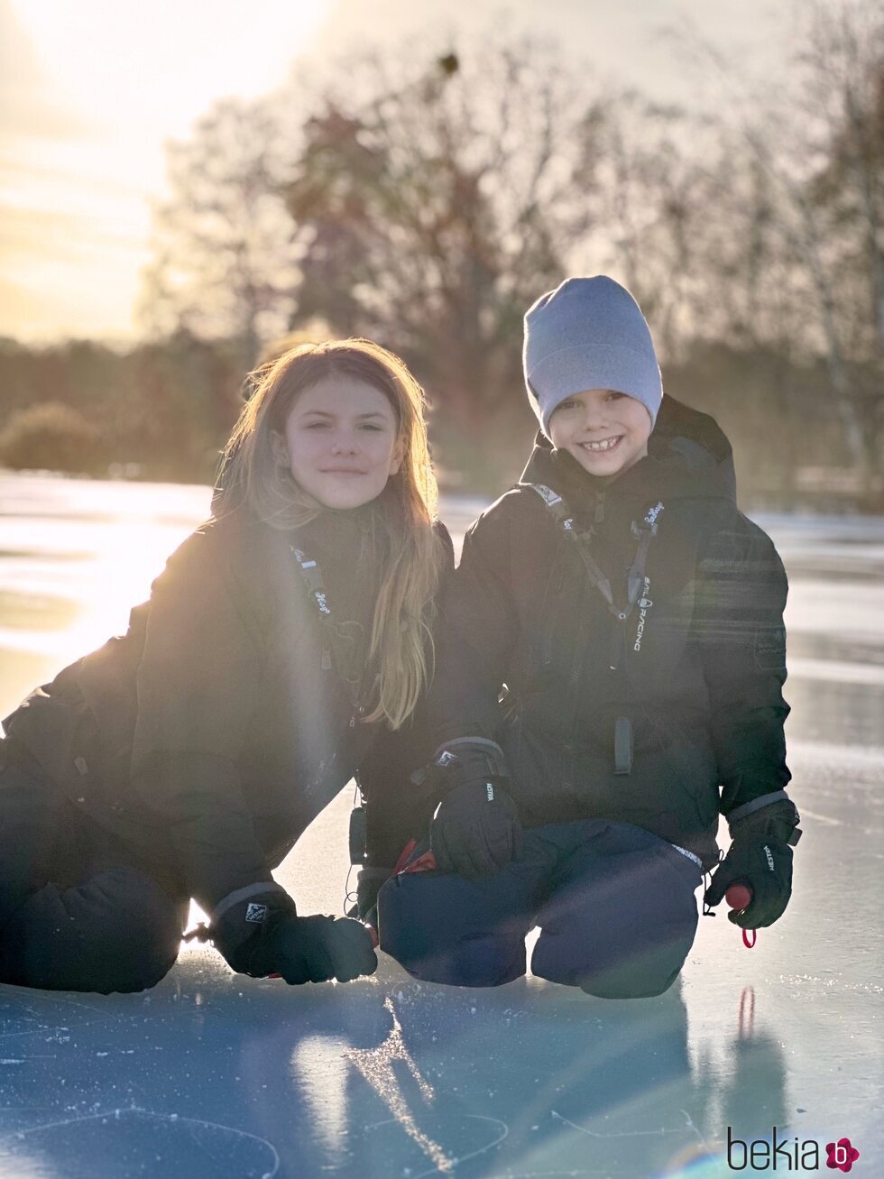 Estelle y Oscar de Suecia en una salida familiar en la nieve