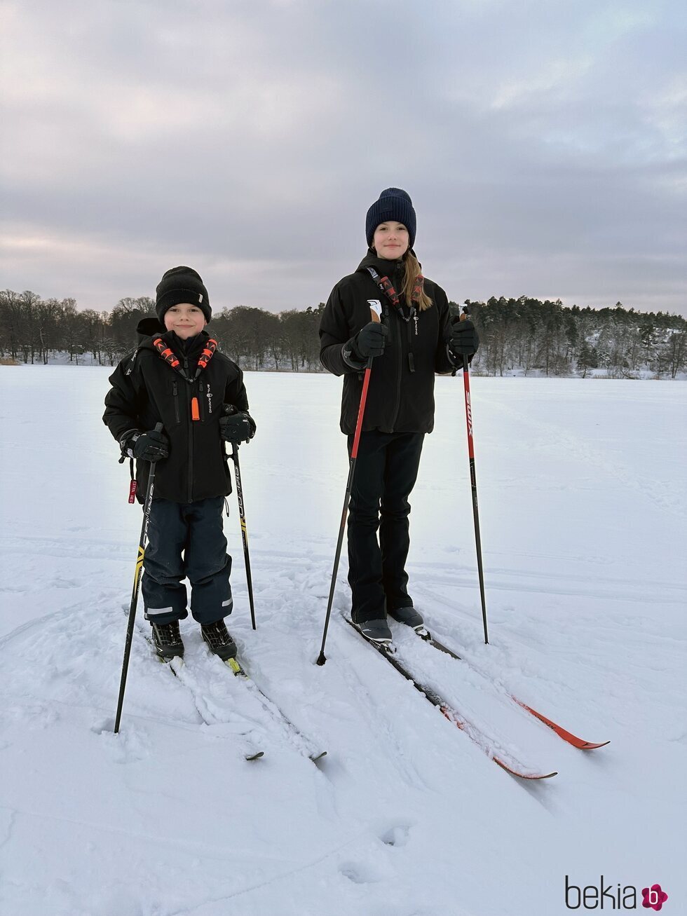 Estelle y Oscar de Suecia esquiando en una salida familiar a la nieve