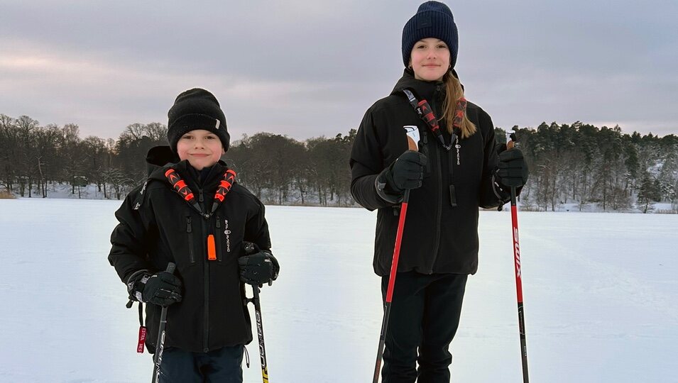 Estelle y Oscar de Suecia esquiando en una salida familiar a la nieve