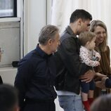 La Reina Letizia hablando con una familia con un niño pequeño en su visita a Valencia para apoyar a las víctimas del incendio
