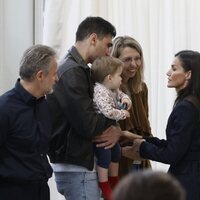 La Reina Letizia hablando con una familia con un niño pequeño en su visita a Valencia para apoyar a las víctimas del incendio