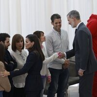 Los Reyes Felipe y Letizia saludando a las víctimas del incendio de Valencia