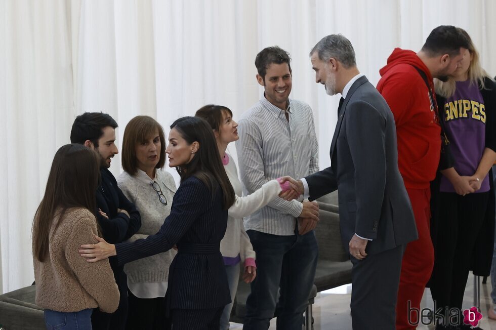 Los Reyes Felipe y Letizia saludando a las víctimas del incendio de Valencia