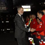 El Rey Felipe VI saludando a los servicios de emergencia que ayudaron en el incendio de Valencia
