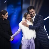Asraf y Elena se abrazan ante la mirada de Adara Molinero en 'GH DÚO 2'