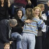 La Infanta Cristina y Johanna Zott se abrazan en un partido de balonmano de Pablo Urdangarin