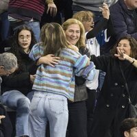 La Infanta Cristina y Johanna Zott se abrazan en un partido de balonmano de Pablo Urdangarin