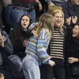La Infanta Cristina y Johanna Zott celebrando un gol del equipo de Pablo Urdangarin contra el Ademar