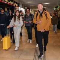Mario y Claudia, Javier Ungría, Miri y Pedro G. Aguado en el aeropuerto rumbo a 'Supervivientes 2024'