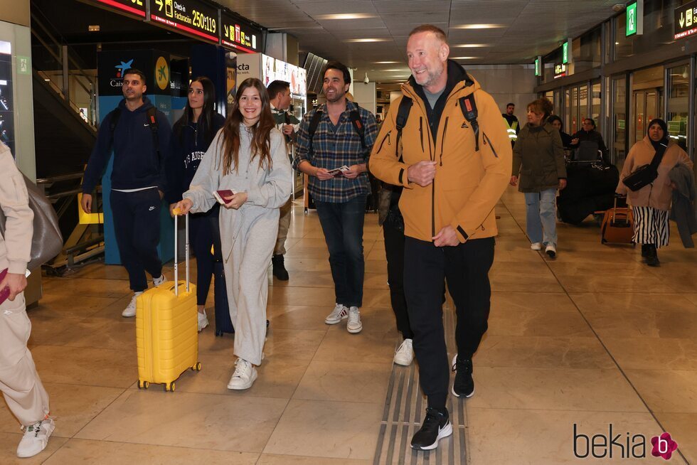 Mario y Claudia, Javier Ungría, Miri y Pedro G. Aguado en el aeropuerto rumbo a 'Supervivientes 2024'