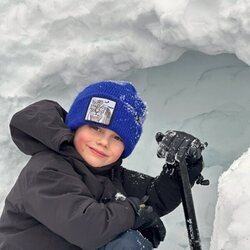 Oscar de Suecia en la nieve en su 8 cumpleaños