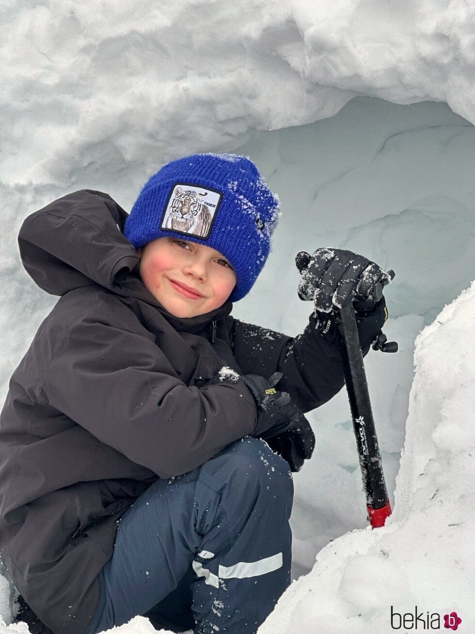 Oscar de Suecia en la nieve en su 8 cumpleaños