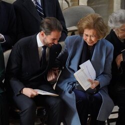 Philippos de Grecia y la Reina Sofía riéndose en el homenaje a Constantino de Grecia en Windsor