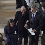 La Reina Letizia, seguida del Rey Felipe y el Rey Juan Carlos en el homenaje a Constantino de Grecia en Windsor