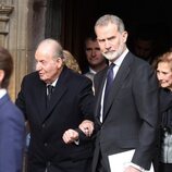 El Rey Juan Carlos y Felipe VI, cogidos del brazo en el homenaje a Constantino de Grecia