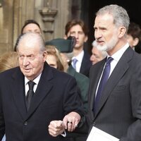 El Rey Juan Carlos, agarrado del Rey Felipe VI en el homenaje a Constantino de Grecia