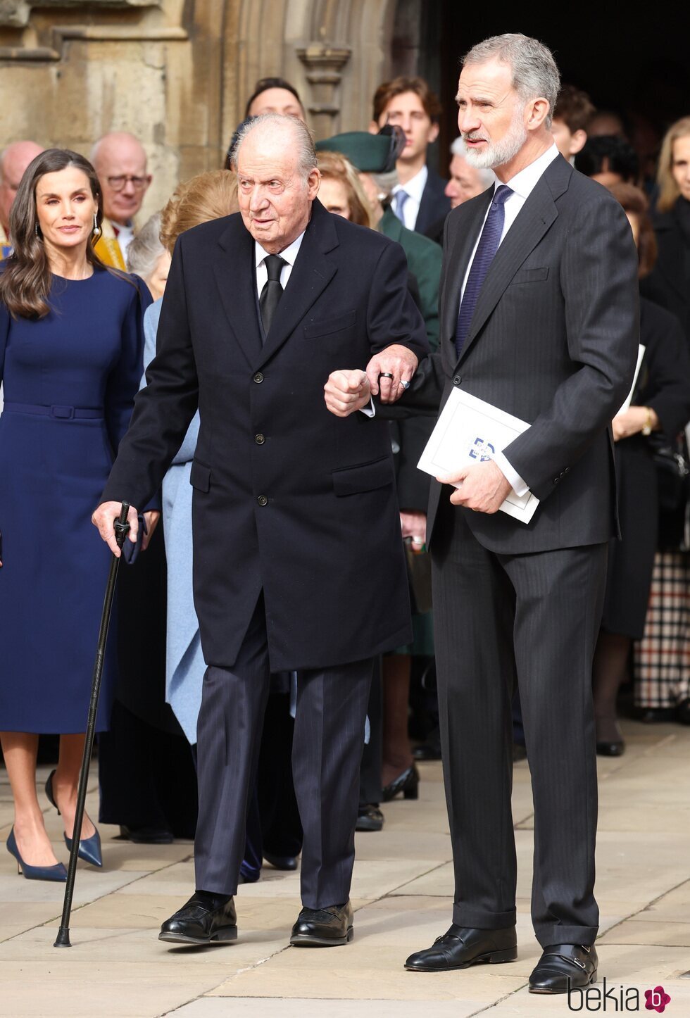 La Reina Letizia mirando al Rey Felipe y al Rey Juan Carlos en el homenaje a Constantino de Grecia