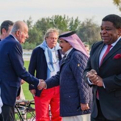 El Rey Juan Carlos y el Rey de Bahrein se saludan en Bahrein