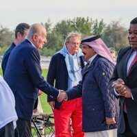 El Rey Juan Carlos y el Rey de Bahrein se saludan en Bahrein