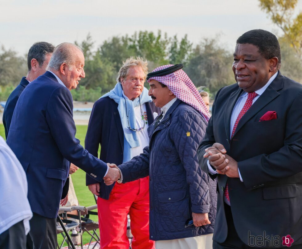 El Rey Juan Carlos y el Rey de Bahrein se saludan en Bahrein