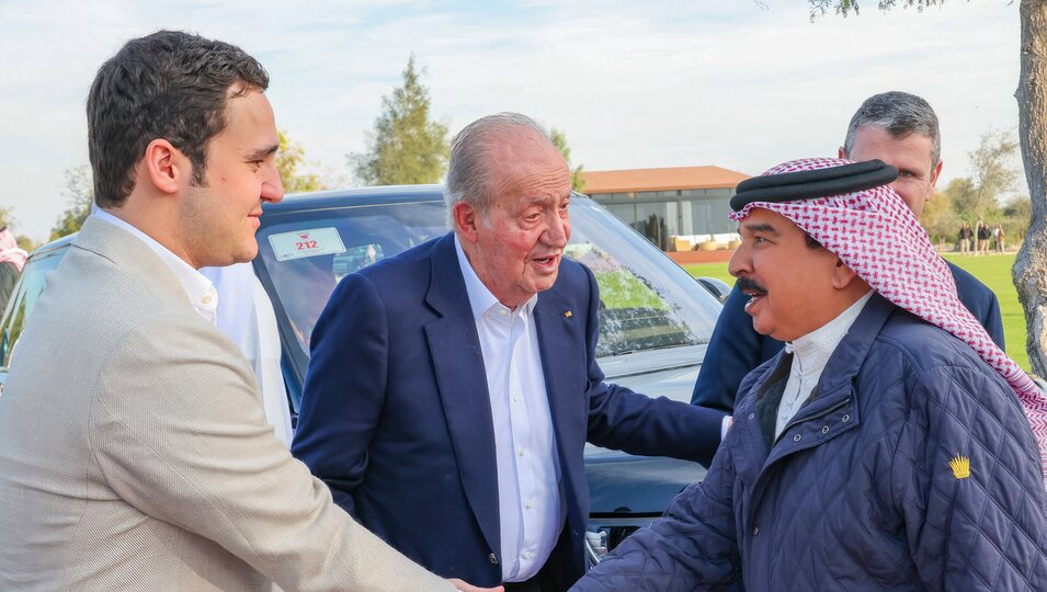 El Rey Juan Carlos presenta a Froilán al Rey de Bahrein
