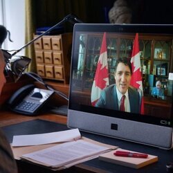 El Rey Carlos III y Justin Trudeau durante una audiencia por videollamada