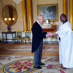 El Rey Carlos III recibe las cartas credenciales del Embajador de Mauritania en Buckingham Palace
