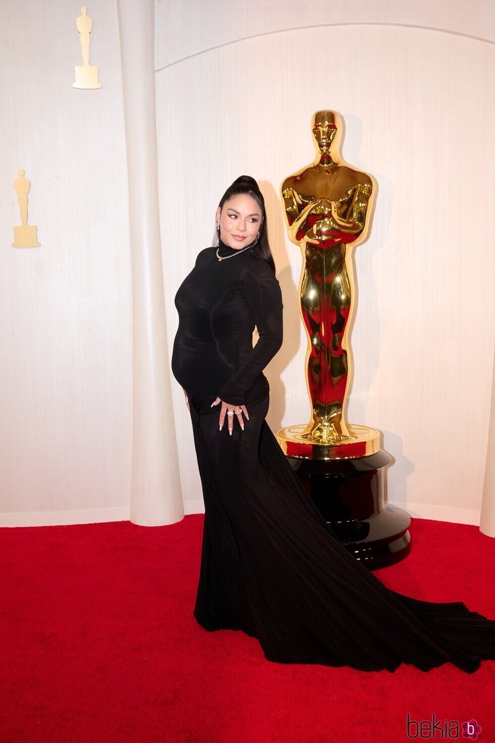 Vanessa Hudgens presume de embarazo en la alfombra roja de los Oscar 2024
