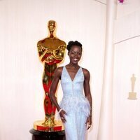 Lupita Nyong'o en la alfombra roja de los premios Oscar 2024