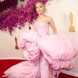 Ariana Grande en la alfombra roja de los premios Oscar 2024