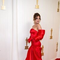 Haley Kalil en la alfombra roja de los premios Oscar 2024
