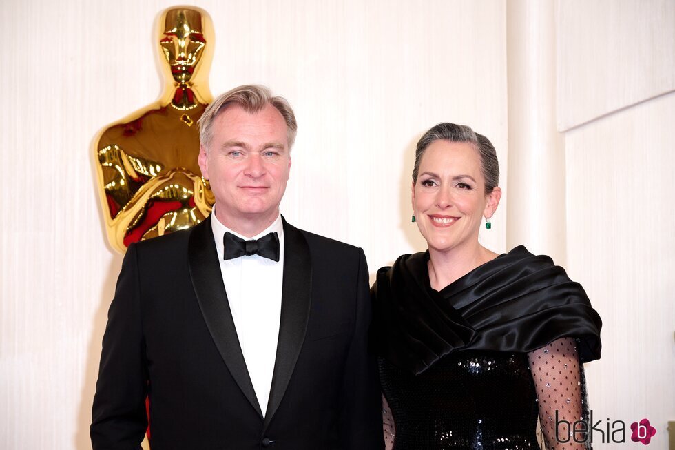 Christopher Nolan y Emma Thomas en la alfombra roja de los premios Oscar 2024