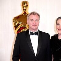 Christopher Nolan y Emma Thomas en la alfombra roja de los premios Oscar 2024