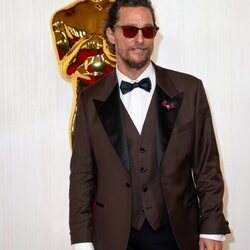 Matthew McConaughey en la alfombra roja de los premios Oscar 2024