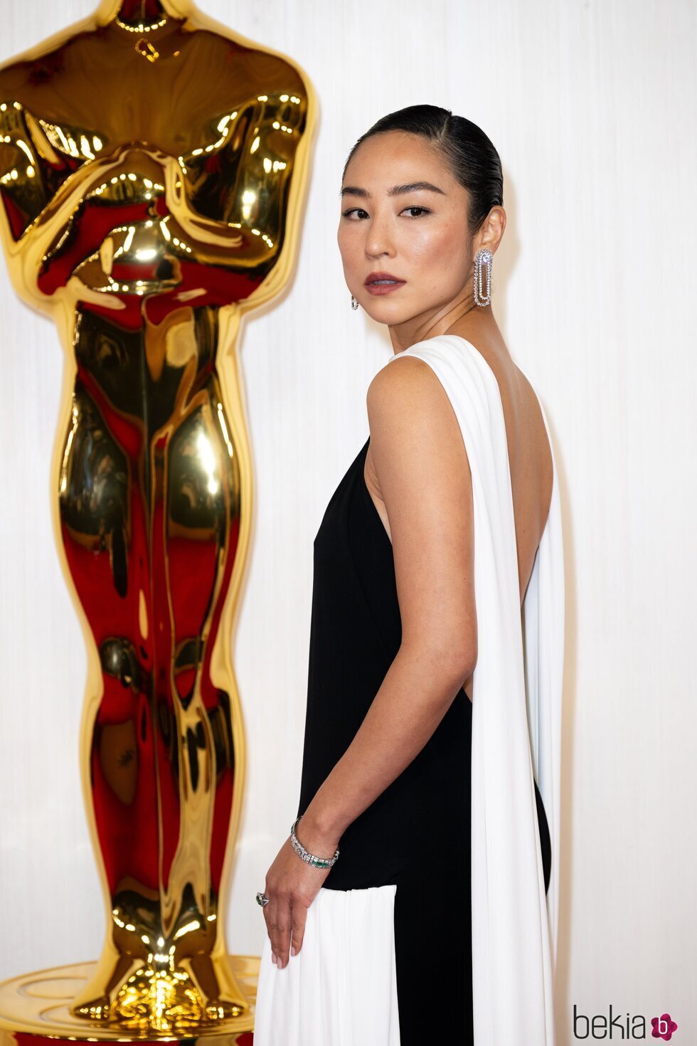 Greta Lee en la alfombra roja de los premios Oscar 2024