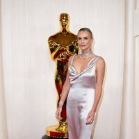 Charlize Theron en la alfombra roja de los premios Oscar 2024
