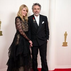 Mark Ruffalo y Sunrise Coigney en la alfombra roja de los premios Oscar 2024