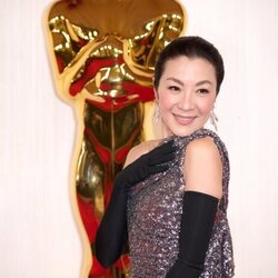 Michelle Yeoh en la alfombra roja de los premios Oscar 2024