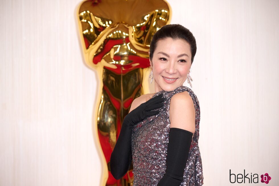 Michelle Yeoh en la alfombra roja de los premios Oscar 2024