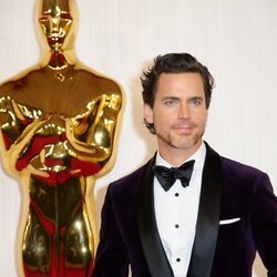 Matt Bomer en la alfombra roja de los premios Oscar 2024