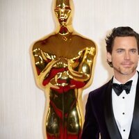 Matt Bomer en la alfombra roja de los premios Oscar 2024