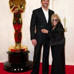 Bradley Cooper y su madre en la alfombra roja de los premios Oscar 2024