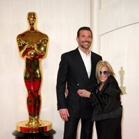 Bradley Cooper y su madre en la alfombra roja de los premios Oscar 2024