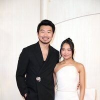 Simi Liu y Allison Hsu en la alfombra roja de los premios Oscar 2024