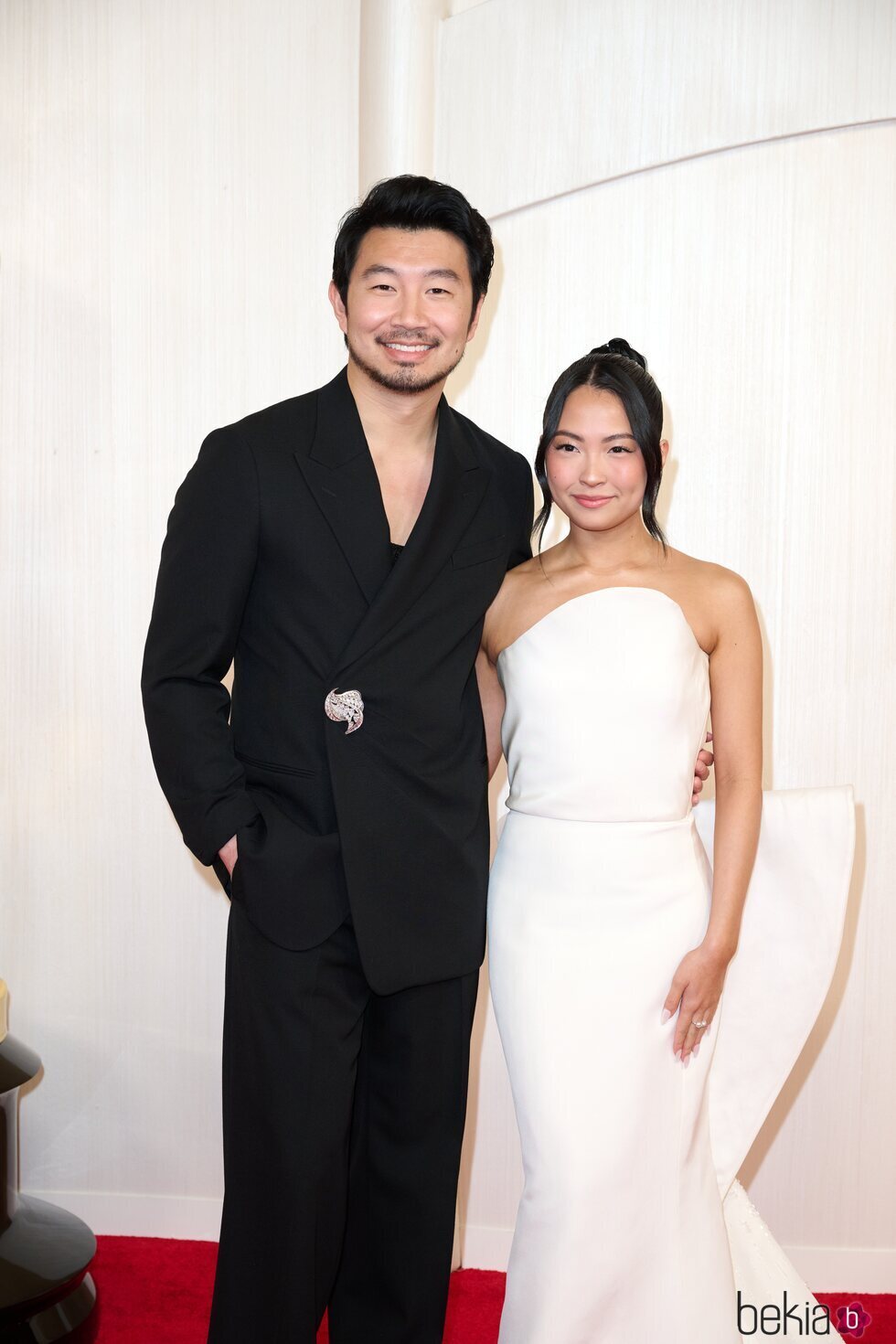 Simi Liu y Allison Hsu en la alfombra roja de los premios Oscar 2024